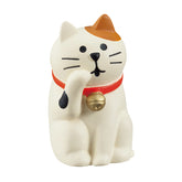 Decole Concombre Figurine - Grooming Cat
